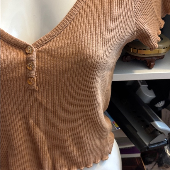 F21 Ribbed V-Neck Buttoned Tan Top - Picture 2 of 6